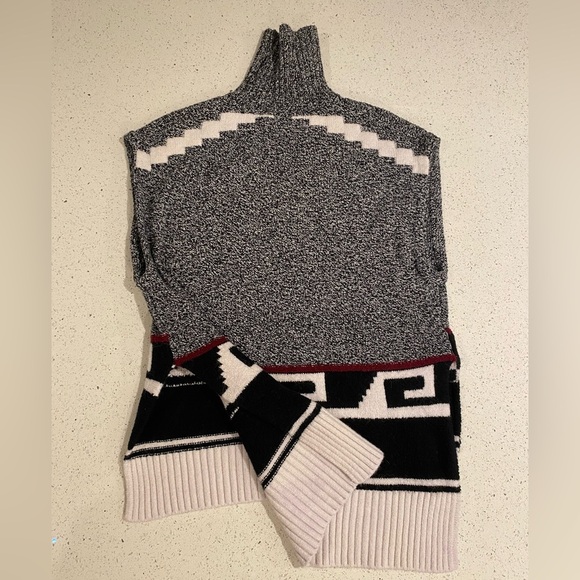 Chic Gray Patterned Sweater Vest - Picture 2 of 4